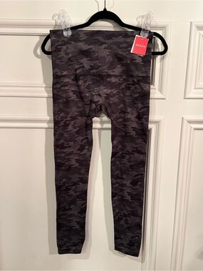 NWT SPANX Look At Me Now Seamless Leggings Black Camo 1X